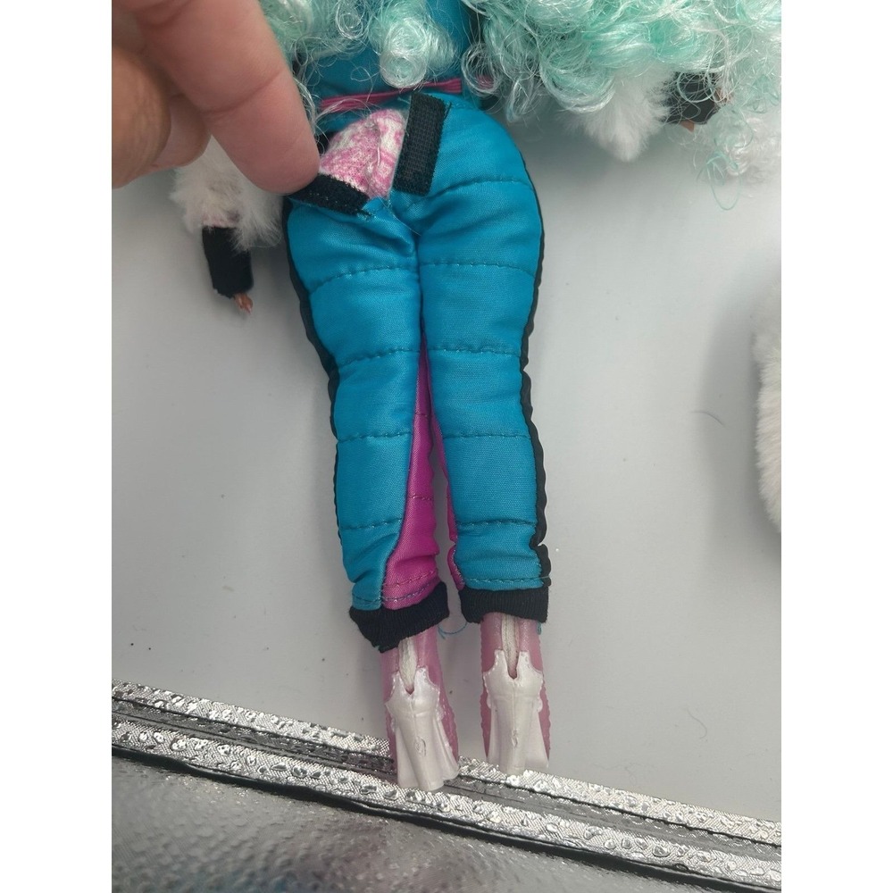 LOL OMG Surprise Winter Chill Icy Gurl - Picture 4 of 9